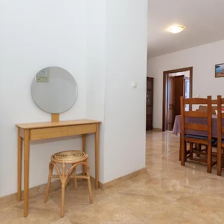 1 Bedroom Lovely In Appartement