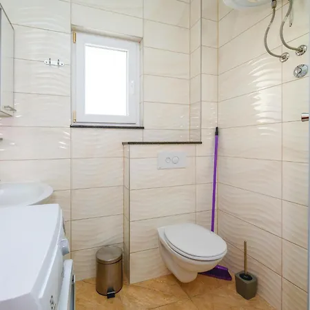 1 Bedroom Lovely In Apartment Komarna