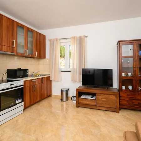 1 Bedroom Lovely In Apartment Komarna